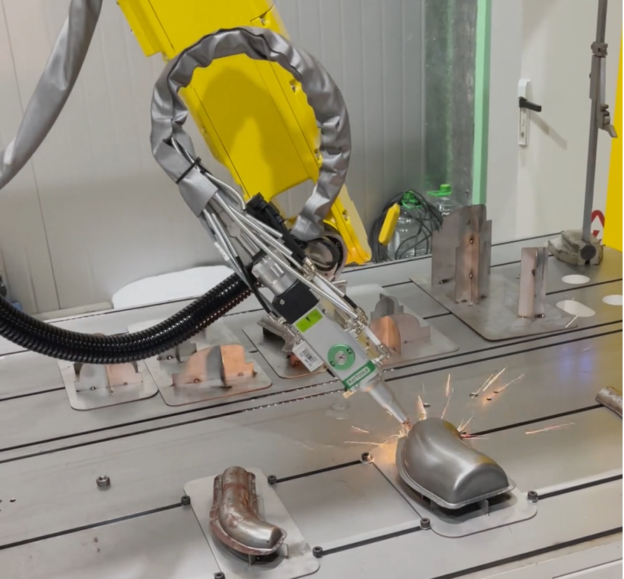 斯塔克机器人三维激光切割机：赋能汽车 摩托车排气管精密制造