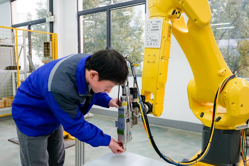 斯塔克机器人三维激光切割机