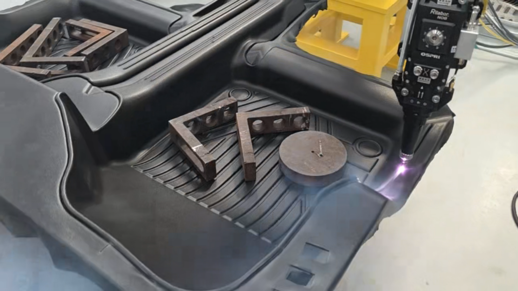 斯塔克机器人三维激光切割技术：汽车脚垫精密制造行业应用