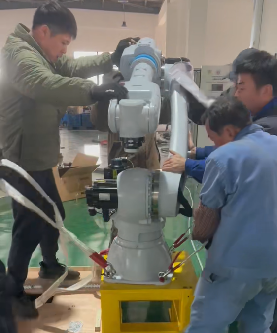 斯塔克售后人站好年前最后一班岗